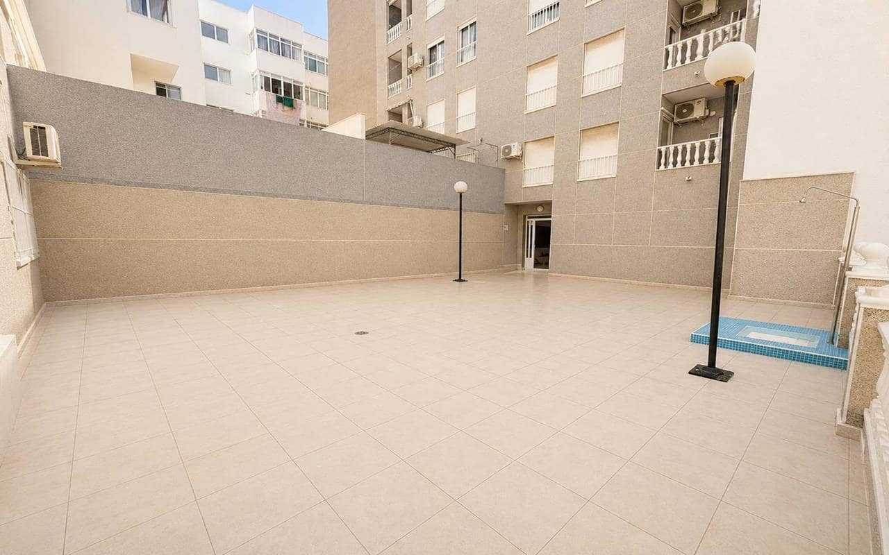 Apartamento de 2 habitaciones en Torrevieja en venta con piscina - 139.900 € (Ref: 9942880)