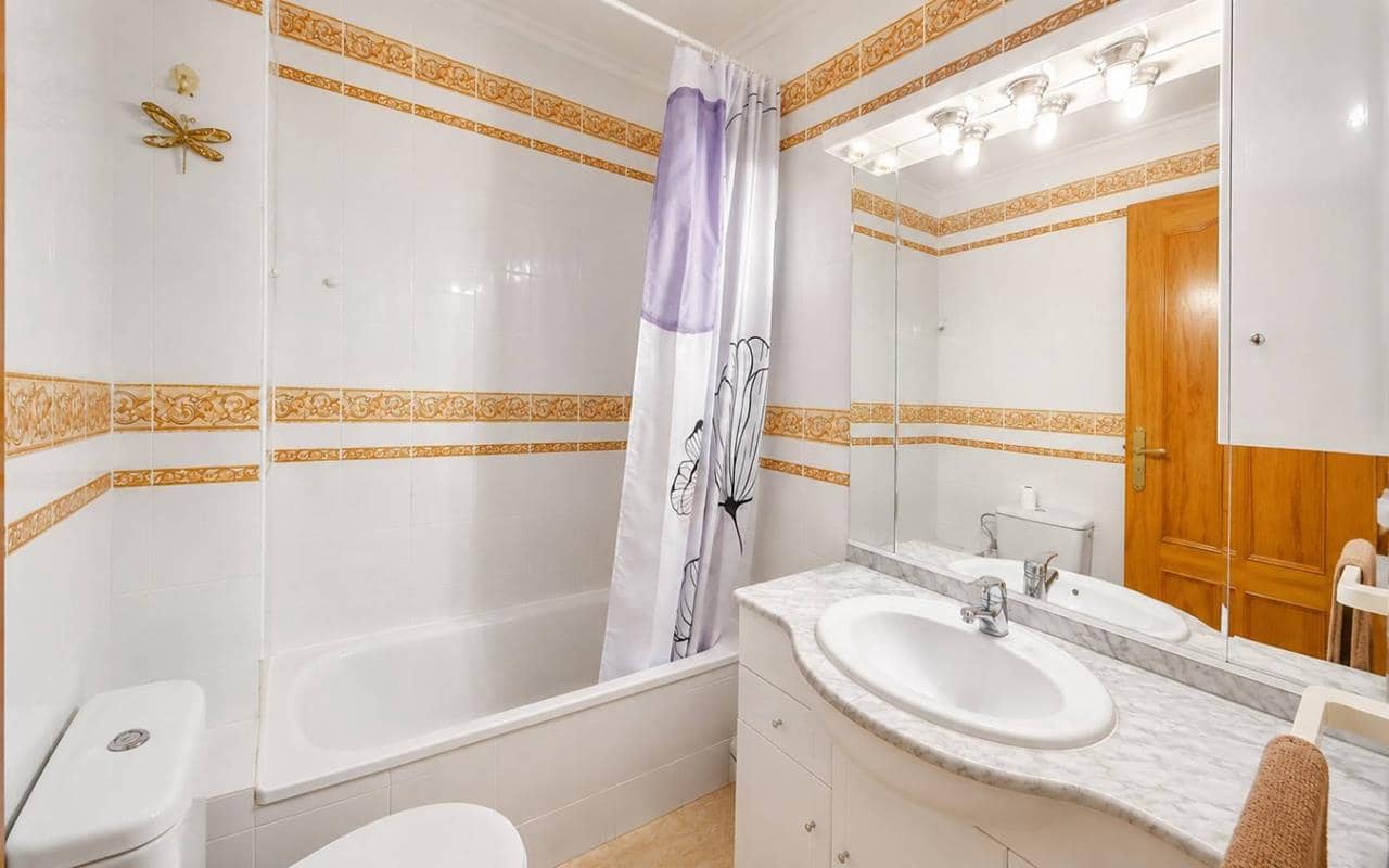 Apartamento de 2 habitaciones en Torrevieja en venta con piscina - 139.900 € (Ref: 9942880)