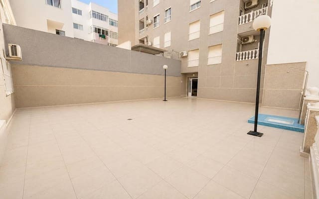 Apartamento de 2 habitaciones en Torrevieja en venta con piscina - 139.900 € (Ref: 9942880)
