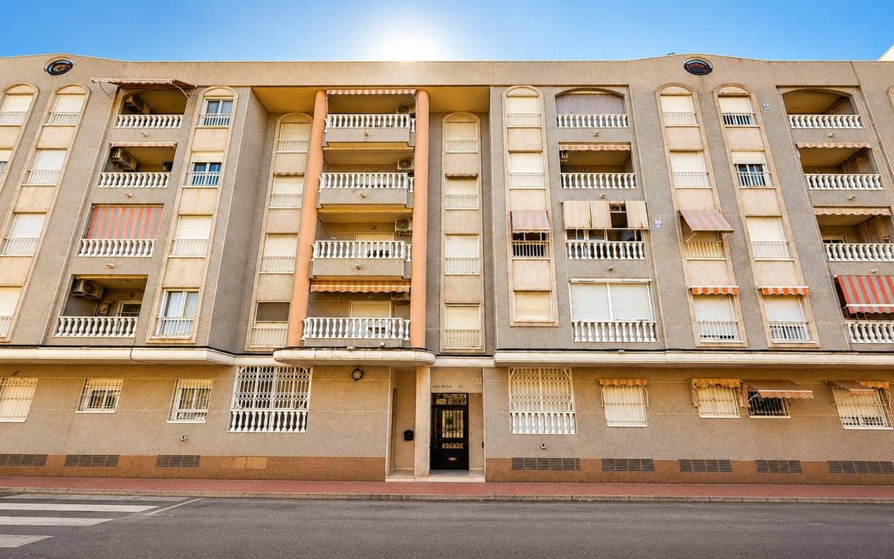 Apartamento de 2 habitaciones en Torrevieja en venta con piscina - 139.900 € (Ref: 9942880)