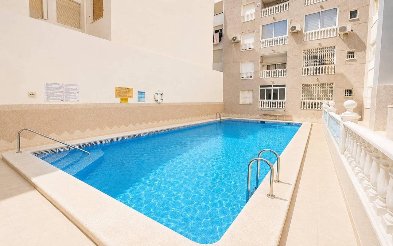 Apartamento de 2 habitaciones en Torrevieja en venta con piscina - 139.900 € (Ref: 9942880)