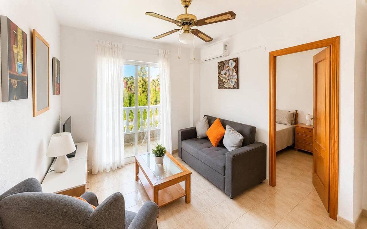 Apartamento de 2 habitaciones en Torrevieja en venta con piscina - 139.900 € (Ref: 9942880)