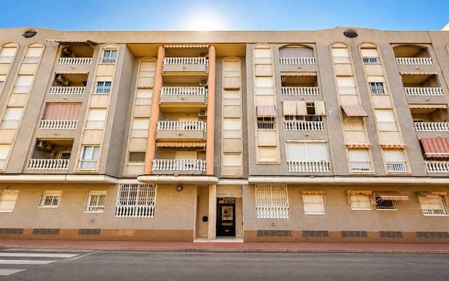 Apartamento de 2 habitaciones en Torrevieja en venta con piscina - 139.900 € (Ref: 9942880)
