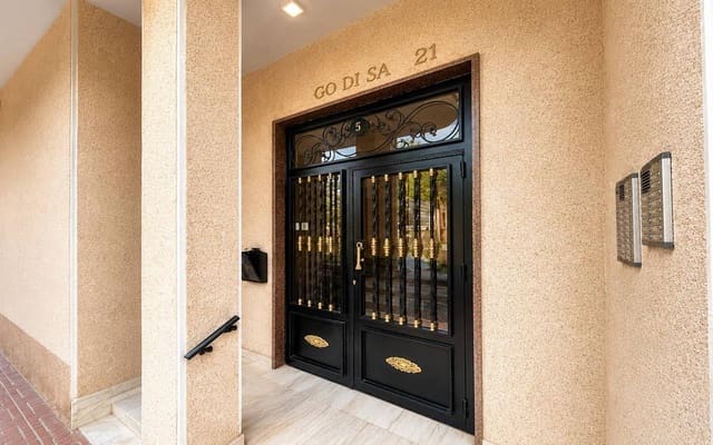 Apartamento de 2 habitaciones en Torrevieja en venta con piscina - 139.900 € (Ref: 9942880)