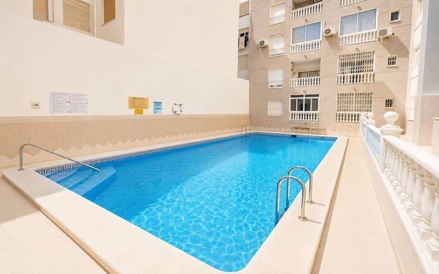 Apartamento de 2 habitaciones en Torrevieja en venta con piscina - 139.900 € (Ref: 9942880)