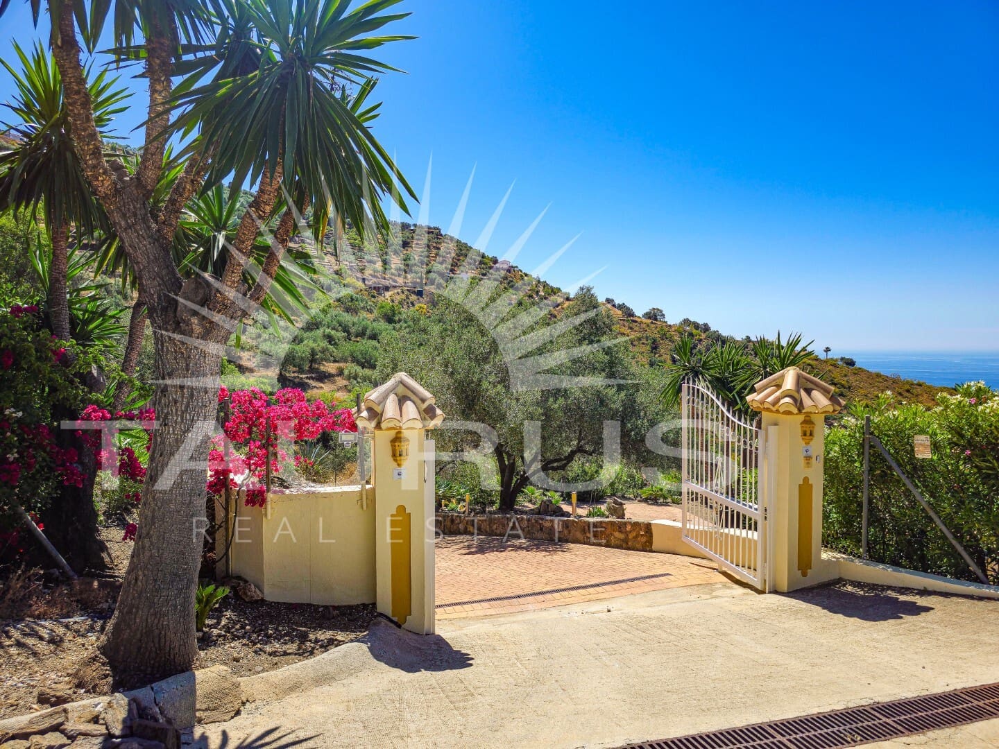 4 bedroom Villa for sale in Arenas de Velez with pool garage - € 895,000 (Ref: 10020360)