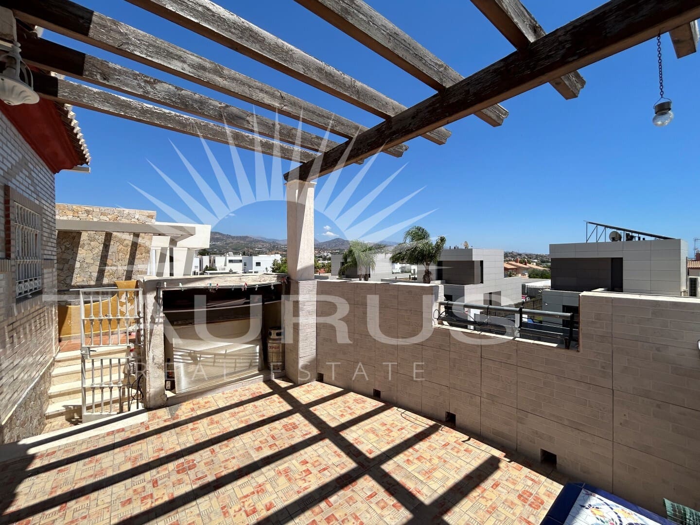 5 soveværelse Villa til salg i Torre del Mar med swimmingpool garage - € 730.000 (Ref: 10020361)