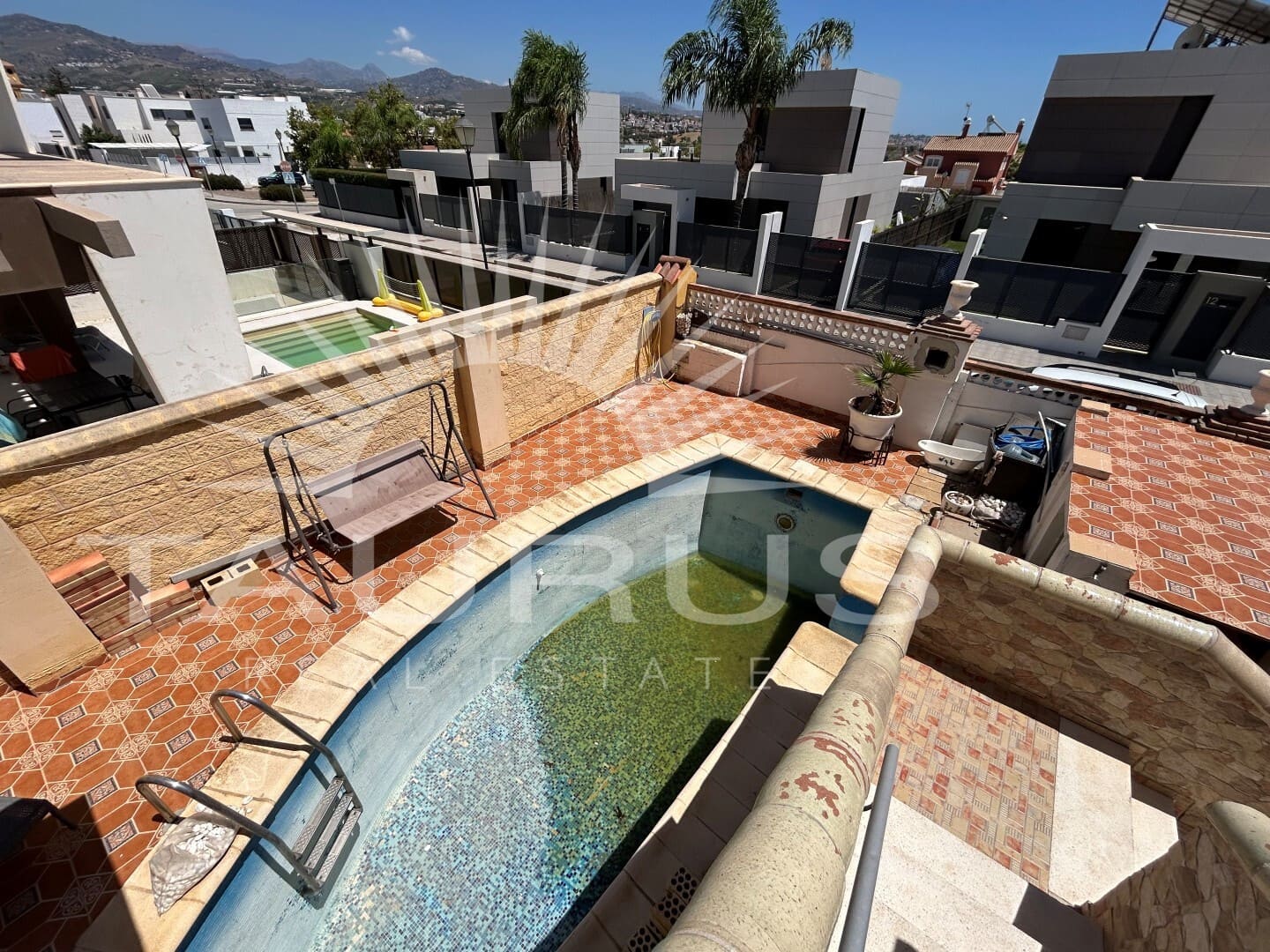 5 soveværelse Villa til salg i Torre del Mar med swimmingpool garage - € 730.000 (Ref: 10020361)