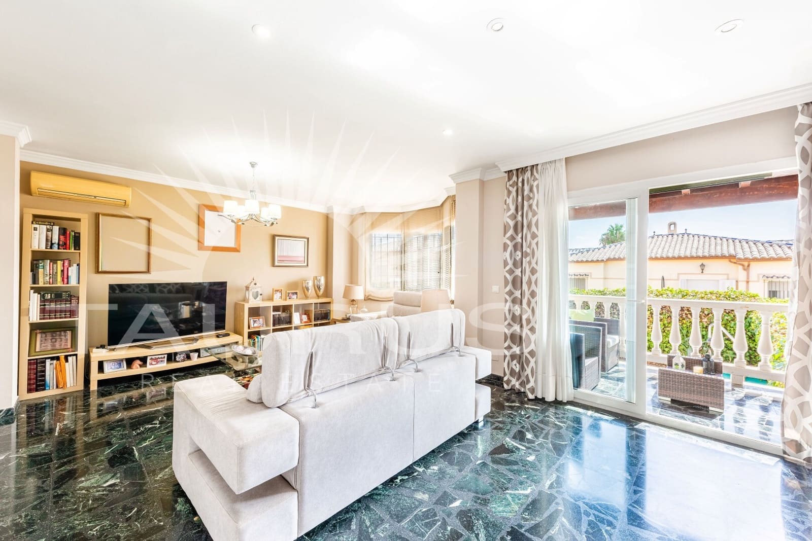 Chalet de 5 habitaciones en Torre del Mar en venta con piscina garaje - 639.900 € (Ref: 10026963)