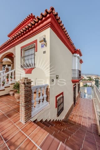 Chalet de 4 habitaciones en Torre del Mar, Vélez-Málaga en venta con piscina garaje - 698.900 € (Ref: 10035053)
