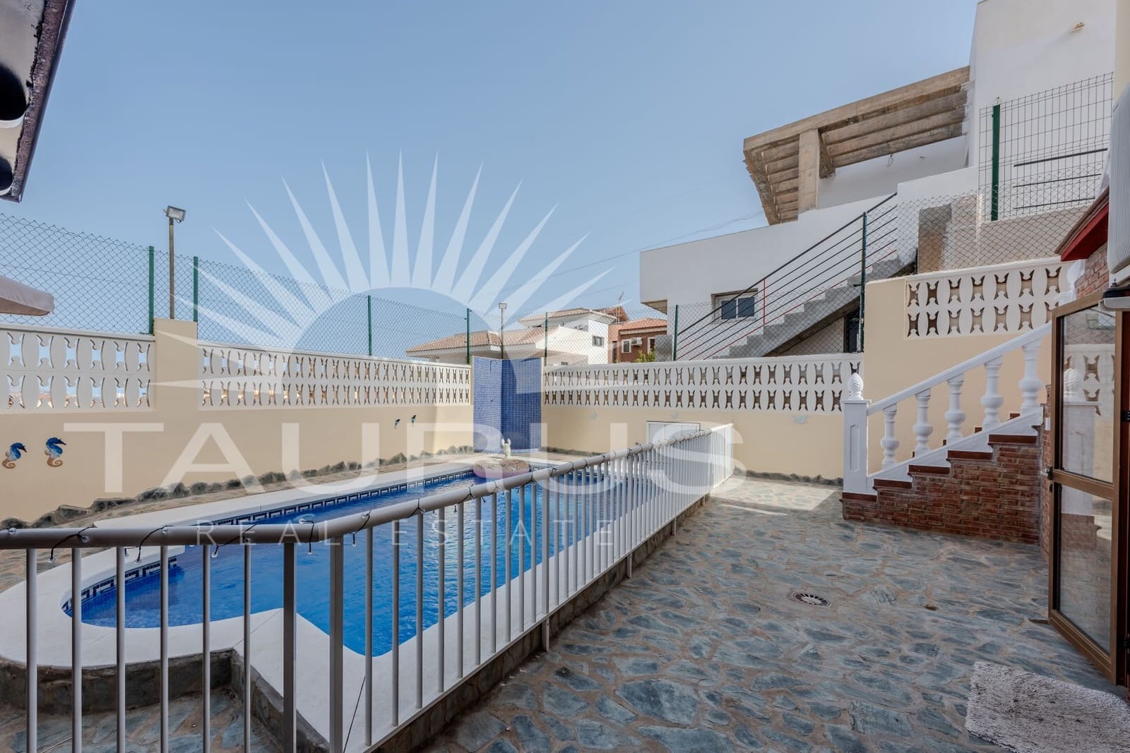Chalet de 4 habitaciones en Torre del Mar en venta con piscina garaje - 698.900 € (Ref: 10035053)