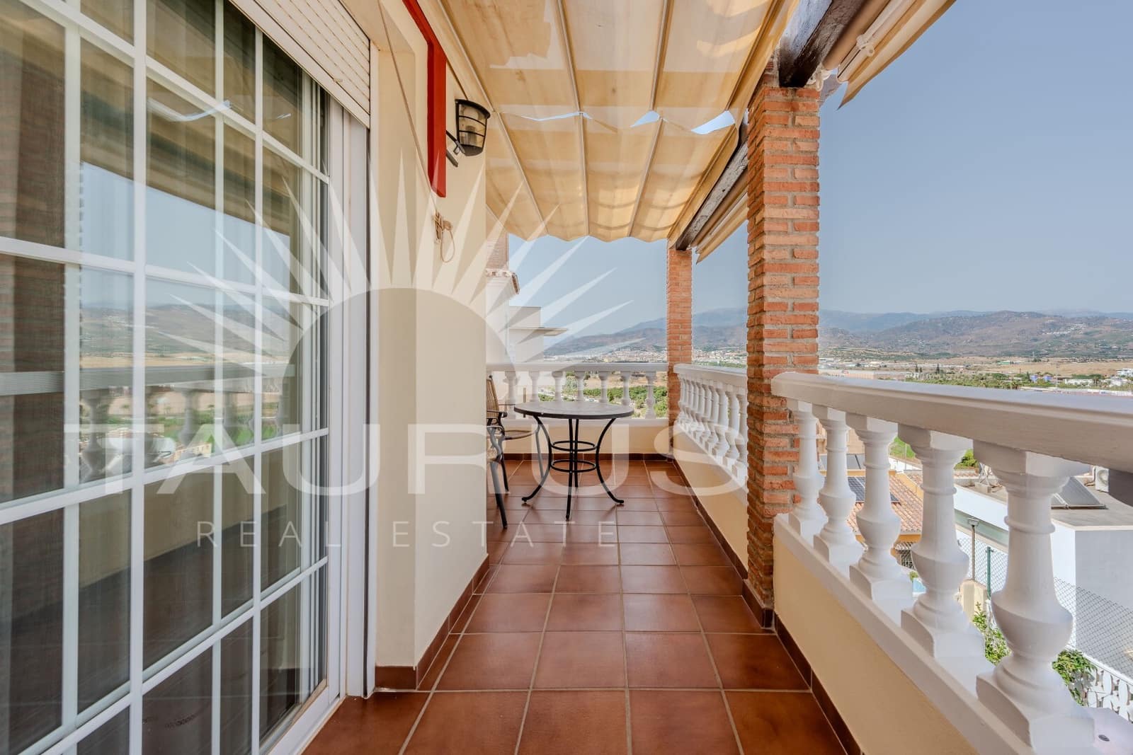Chalet de 4 habitaciones en Torre del Mar en venta con piscina garaje - 698.900 € (Ref: 10035053)
