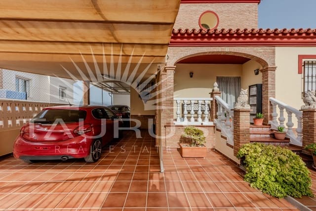 Chalet de 4 habitaciones en Torre del Mar, Vélez-Málaga en venta con piscina garaje - 698.900 € (Ref: 10035053)