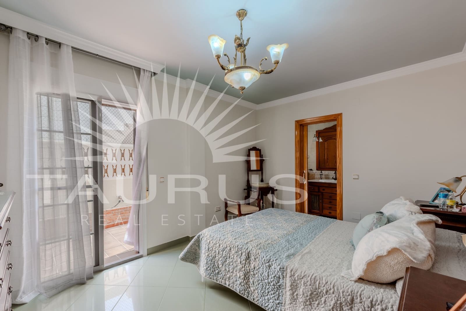 Chalet de 4 habitaciones en Torre del Mar en venta con piscina garaje - 698.900 € (Ref: 10035053)