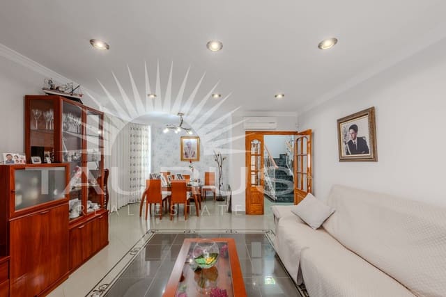Chalet de 4 habitaciones en Torre del Mar, Vélez-Málaga en venta con piscina garaje - 698.900 € (Ref: 10035053)