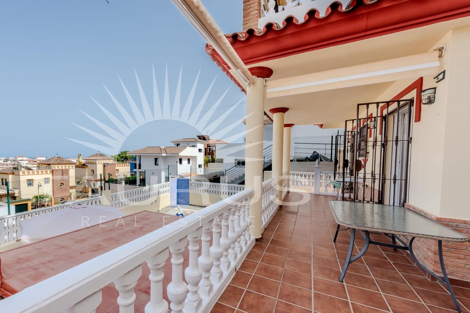 Chalet de 4 habitaciones en Torre del Mar en venta con piscina garaje - 698.900 € (Ref: 10035053)