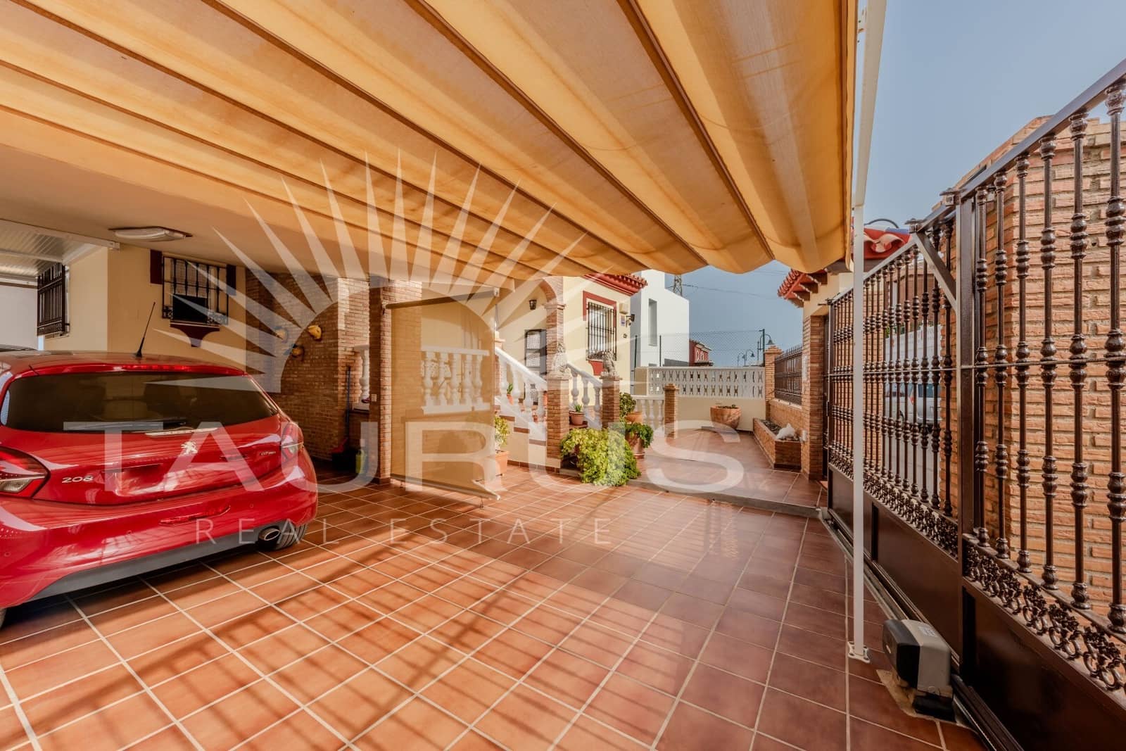 Chalet de 4 habitaciones en Torre del Mar en venta con piscina garaje - 698.900 € (Ref: 10035053)
