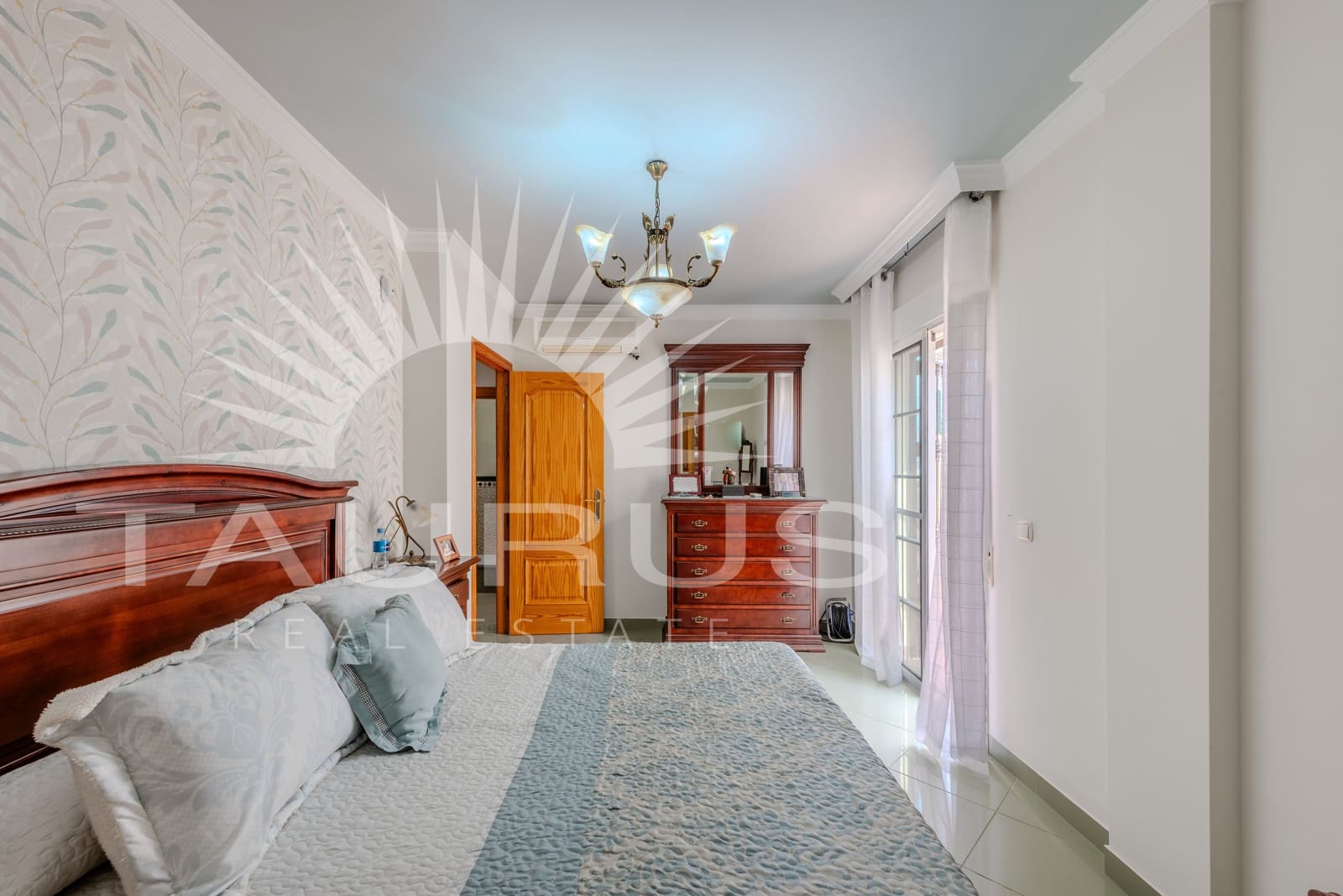 Chalet de 4 habitaciones en Torre del Mar en venta con piscina garaje - 698.900 € (Ref: 10035053)