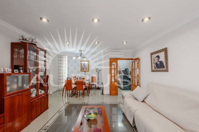 4 makuuhuone Huvila myytävänä paikassa Torre del Mar, Vélez-Málaga mukana uima-altaan 
autotalli - 698 900 € (Ref: 10035053)