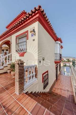 4 makuuhuone Huvila myytävänä paikassa Torre del Mar, Vélez-Málaga mukana uima-altaan 
autotalli - 698 900 € (Ref: 10035053)