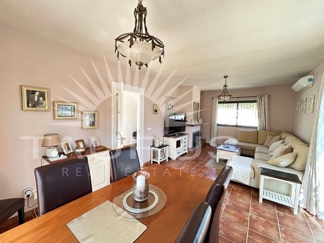 Chalet de 3 habitaciones en Viñuela en venta con piscina - 330.000 € (Ref: 10077209)