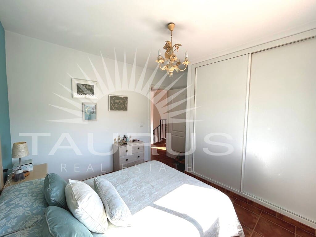 Chalet de 3 habitaciones en Viñuela en venta con piscina - 330.000 € (Ref: 10077209)
