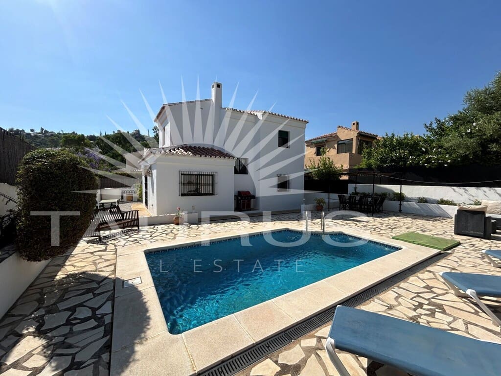 Chalet de 3 habitaciones en Viñuela en venta con piscina - 330.000 € (Ref: 10077209)