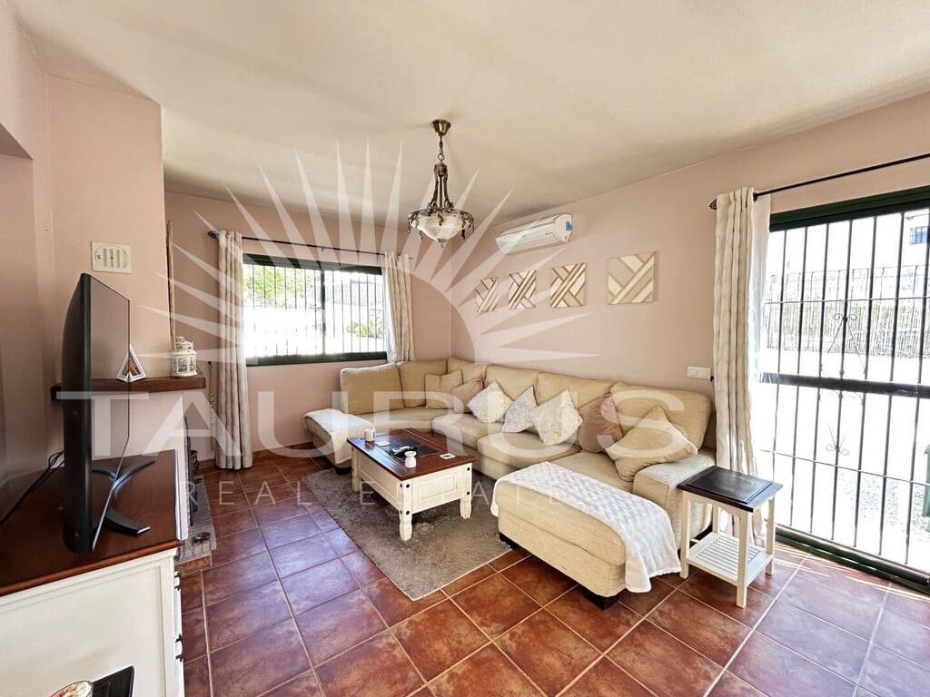 Chalet de 3 habitaciones en Viñuela en venta con piscina - 330.000 € (Ref: 10077209)