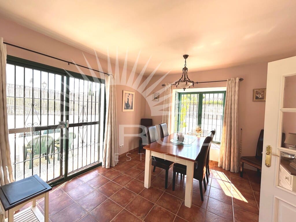 Chalet de 3 habitaciones en Viñuela en venta con piscina - 330.000 € (Ref: 10077209)