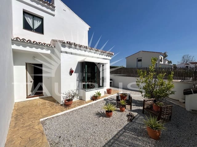 Chalet de 3 habitaciones en Viñuela en venta con piscina - 330.000 € (Ref: 10077209)