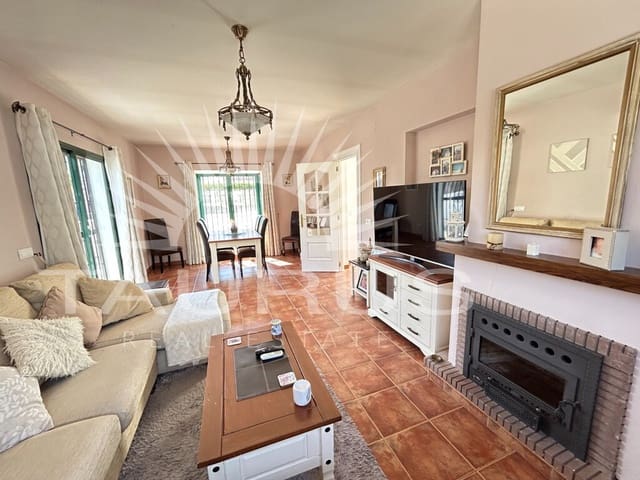 Chalet de 3 habitaciones en Viñuela en venta con piscina - 330.000 € (Ref: 10077209)