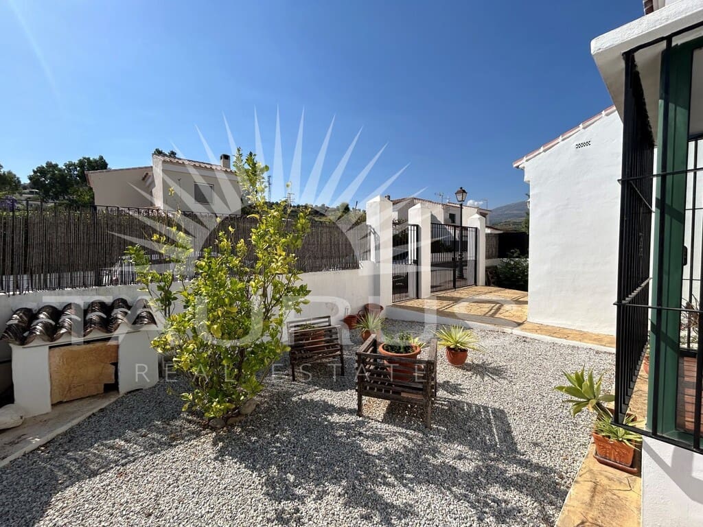 Chalet de 3 habitaciones en Viñuela en venta con piscina - 330.000 € (Ref: 10077209)