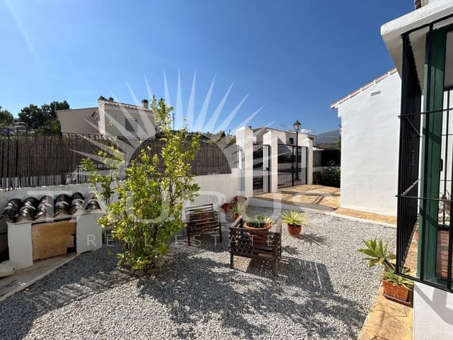 Chalet de 3 habitaciones en Viñuela en venta con piscina - 330.000 € (Ref: 10077209)