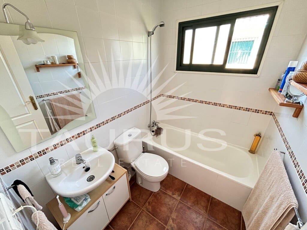 Chalet de 3 habitaciones en Viñuela en venta con piscina - 330.000 € (Ref: 10077209)