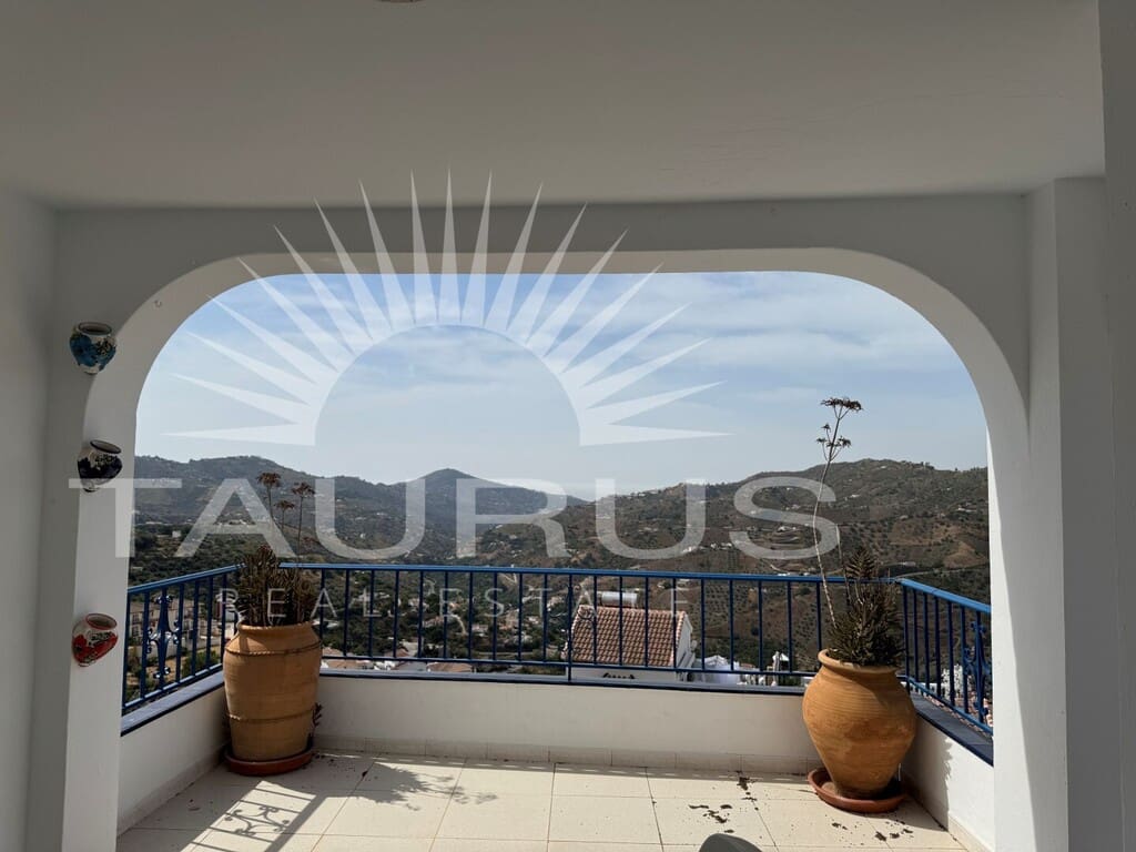4 bedroom Townhouse for sale in Canillas de Albaida with garage - € 250,000 (Ref: 10077214)
