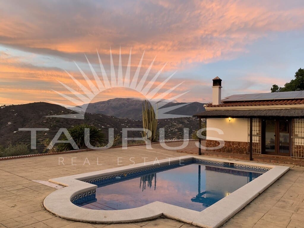 Chalet de 3 habitaciones en Cómpeta en venta con piscina garaje - 595.000 € (Ref: 10164788)
