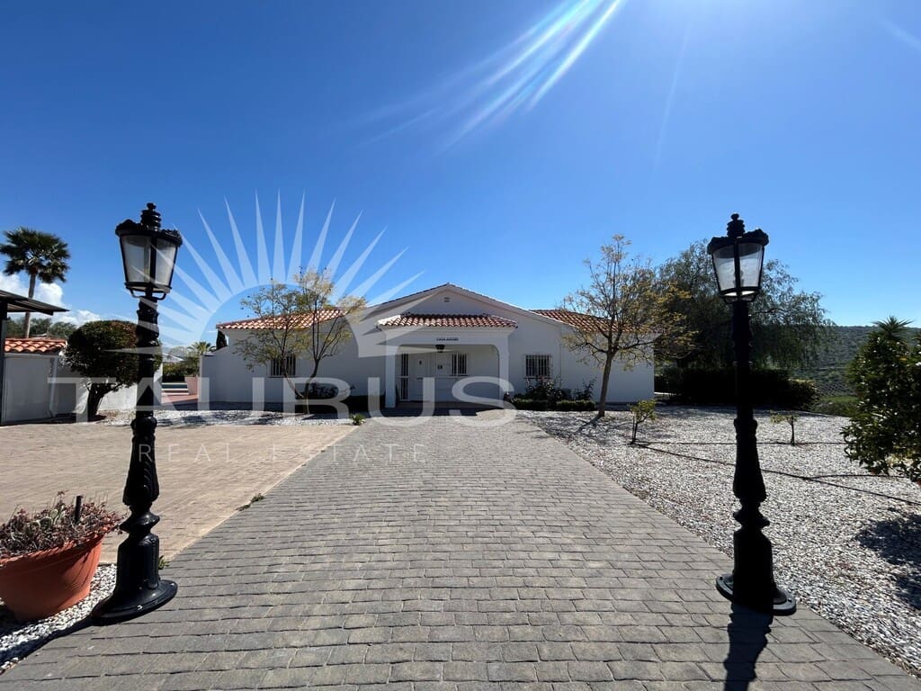 3 bedroom Villa for sale in Vinuela with pool garage - € 590,000 (Ref: 10166288)