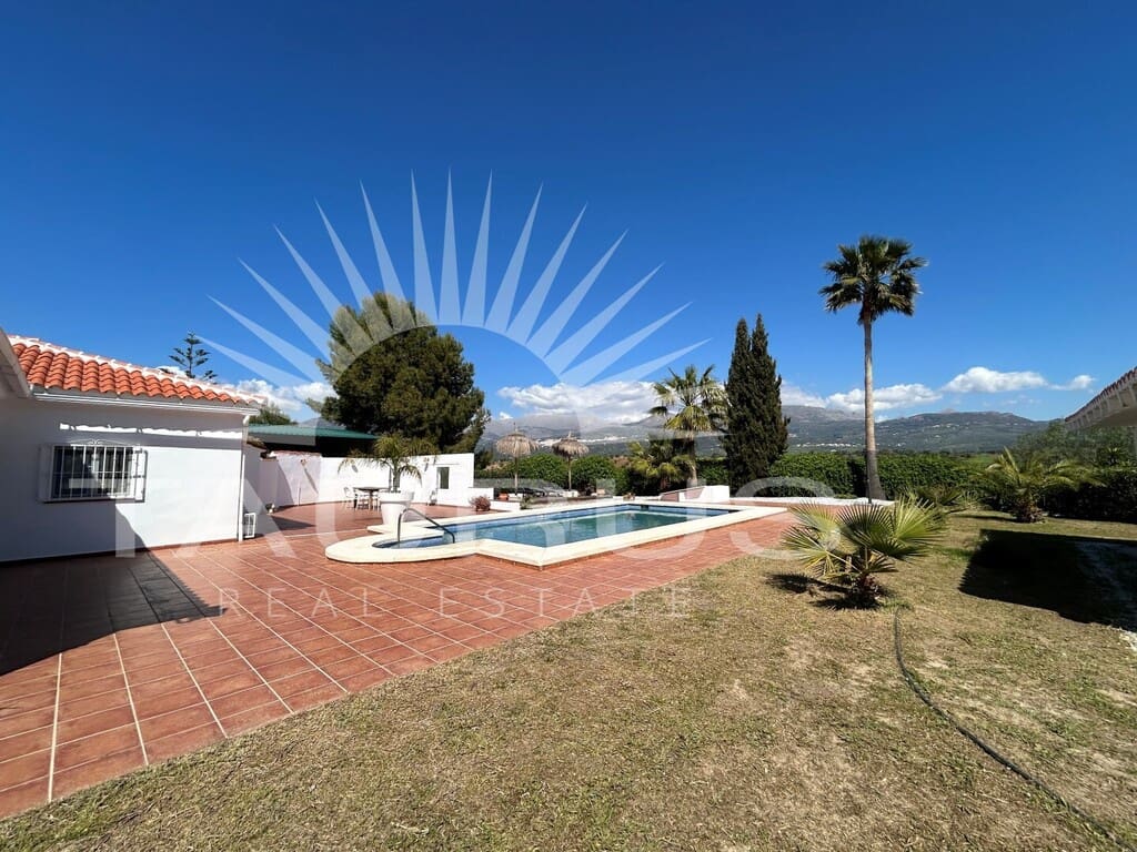 3 bedroom Villa for sale in Vinuela with pool garage - € 590,000 (Ref: 10166288)