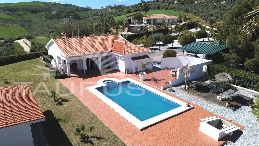 3 bedroom Villa for sale in Vinuela with pool garage - € 590,000 (Ref: 10166288)