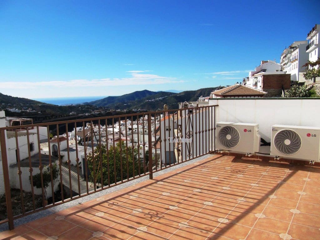 3 bedroom Townhouse for sale in Competa with garage - € 180,000 (Ref: 3163037)