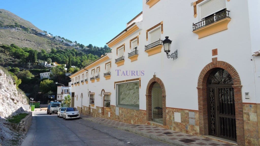 3 bedroom Townhouse for sale in Competa with garage - € 180,000 (Ref: 3163037)