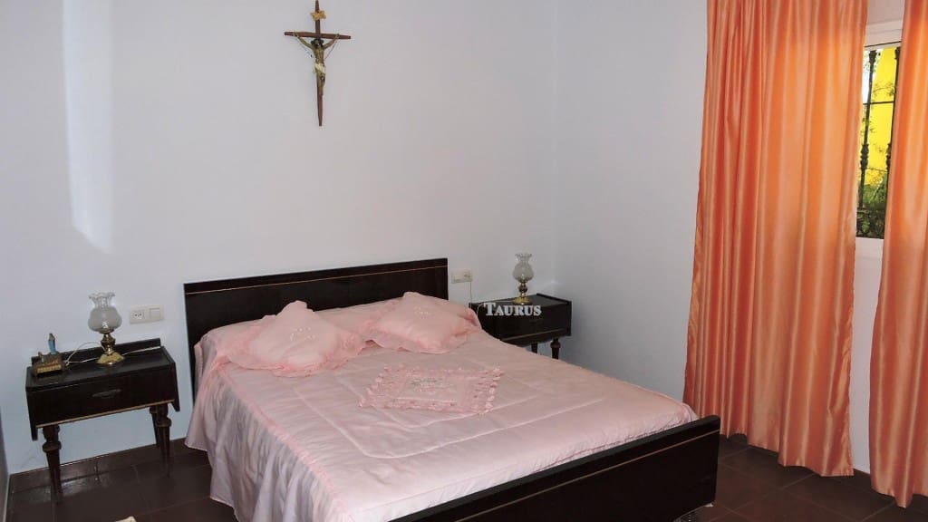 3 bedroom Villa for sale in Competa with pool garage - € 262,000 (Ref: 3163041)