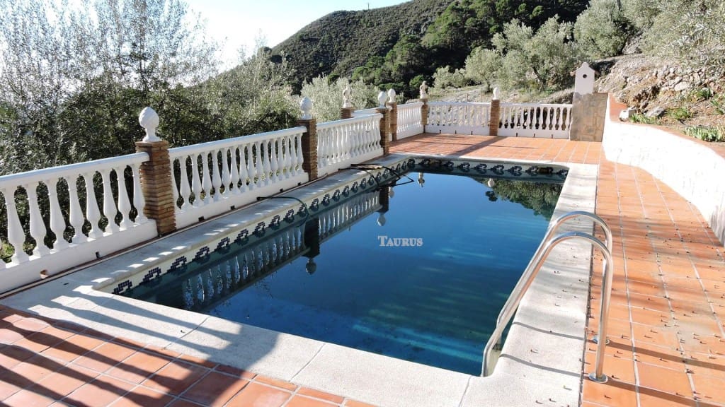 3 bedroom Villa for sale in Competa with pool garage - € 262,000 (Ref: 3163041)