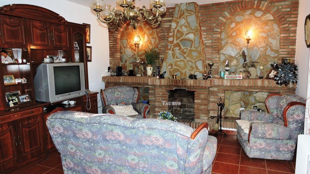 3 bedroom Villa for sale in Competa with pool garage - € 262,000 (Ref: 3163041)