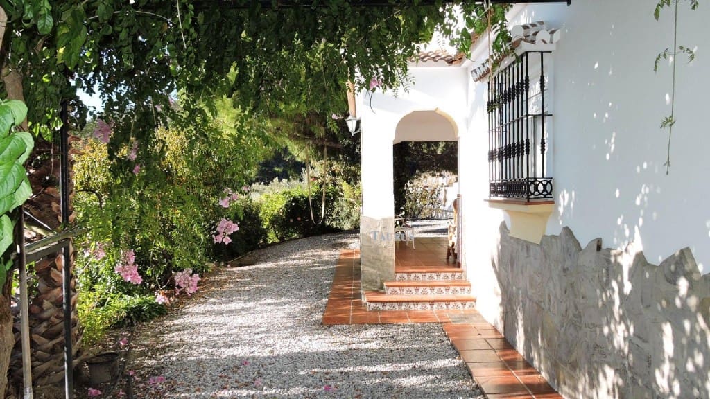 3 bedroom Villa for sale in Competa with pool garage - € 262,000 (Ref: 3163041)