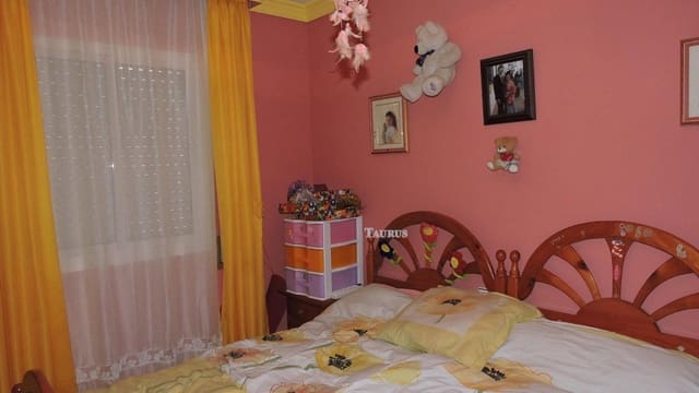 4 bedroom Apartment for sale in Cómpeta with garage - € 180,000 (Ref: 3163147)