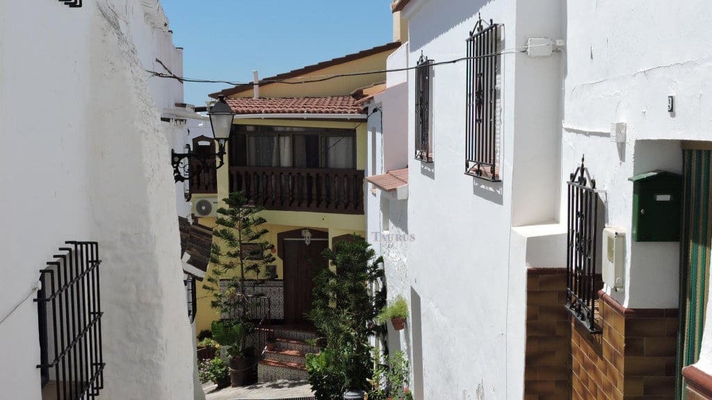 Casa de 4 habitaciones en Canillas de Albaida en venta con piscina - 175.000 € (Ref: 3163155)