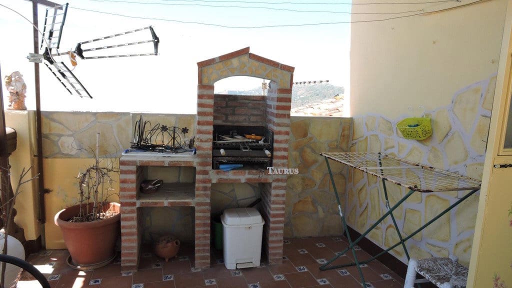 Casa de 4 habitaciones en Canillas de Albaida en venta con piscina - 175.000 € (Ref: 3163155)