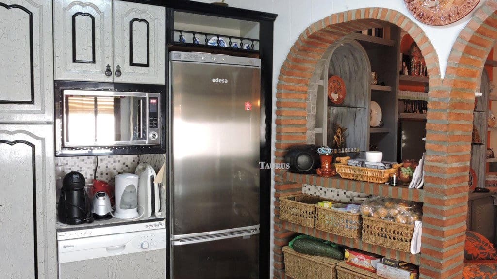 Casa de 4 habitaciones en Canillas de Albaida en venta con piscina - 175.000 € (Ref: 3163155)
