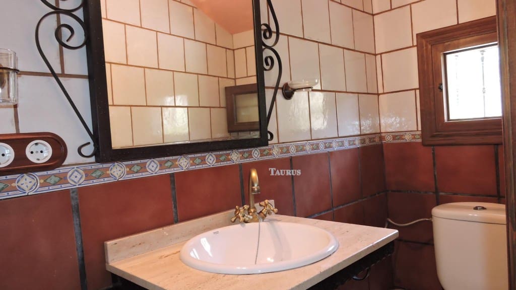 4 soveværelse Villa til salg i Torrox med swimmingpool garage - € 360.000 (Ref: 3471024)